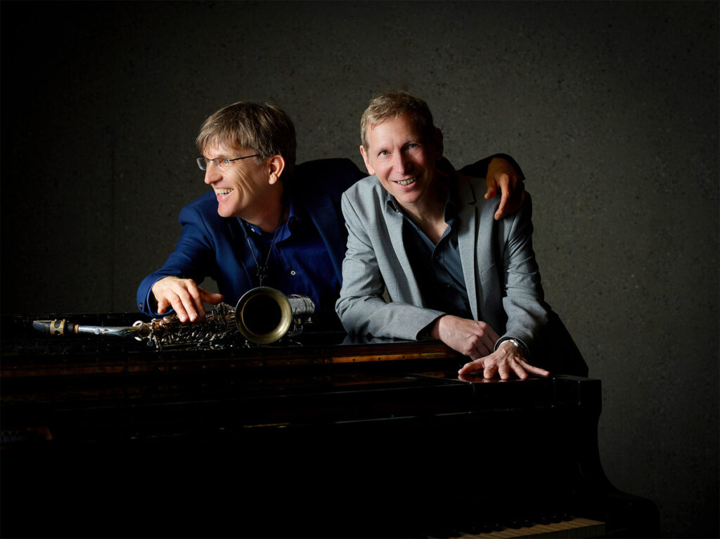 Das Duo Hornstein/Hahn begeistert mit einer einzigartigen Kombination aus virtuosem Klavierspiel und einfühlsamen Saxophonklängen. Ihre Musik verbindet technische Perfektion mit emotionaler Tiefe und zieht Zuhörer in ihren Bann. Gemeinsam schaffen sie ein Klangerlebnis, das sowohl inspiriert als auch berührt.